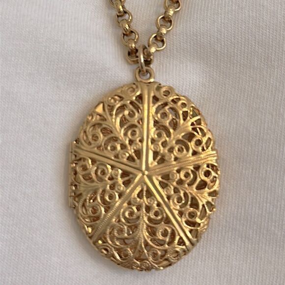 Vintage Shiny Gold Tone Filigree Locket Pendant Necklace - Picture 2 of 5